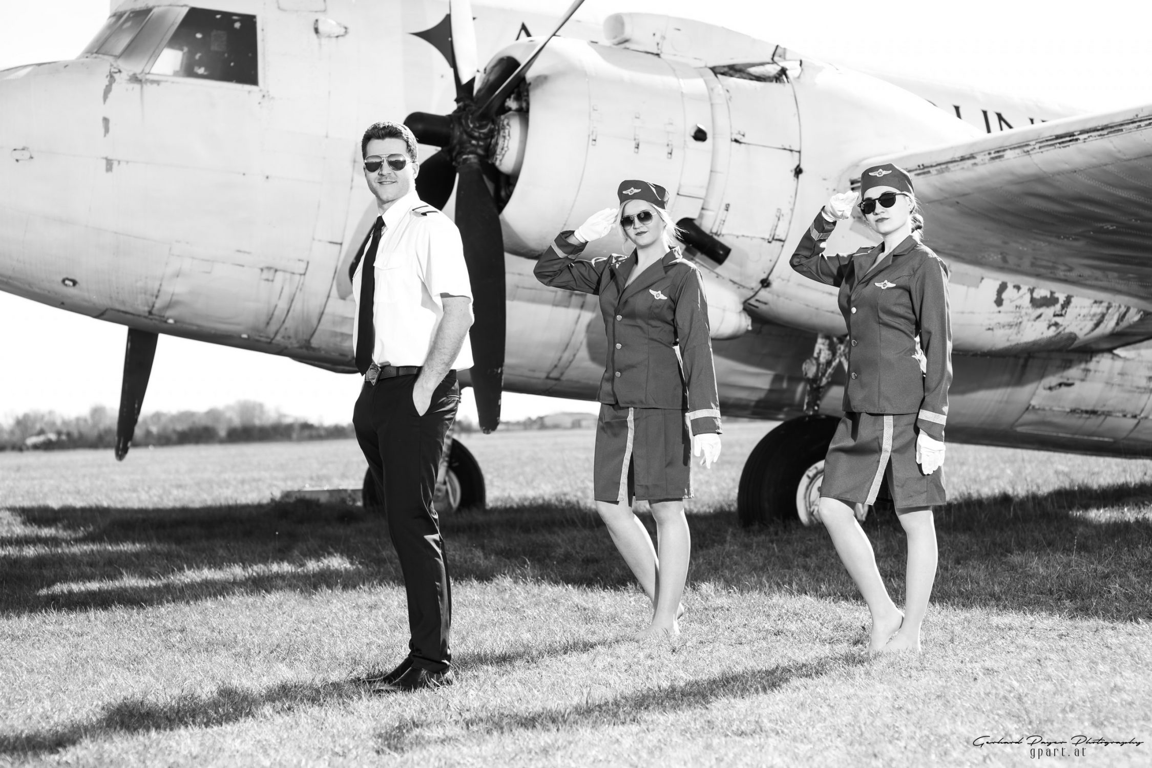 Superpilot mit zwei Stewardessen